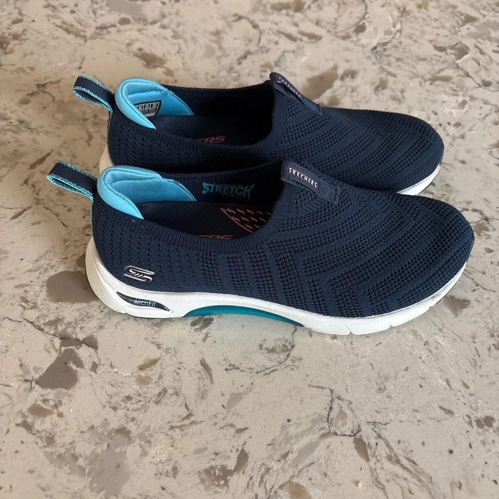 Women’s Skechers Navy Air Cooled Arch Fit Slip On Sneakers Sz 6